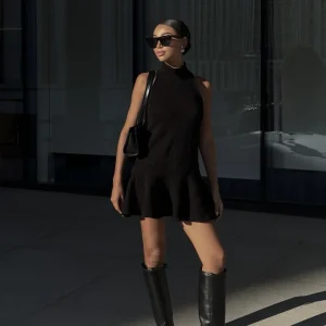 VESTIDO CURTO PRETO COM TEXTURA CHEVRON